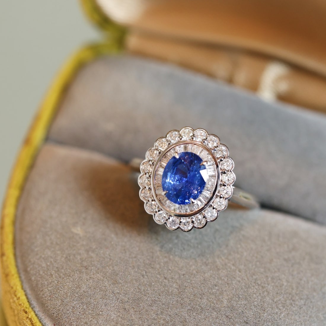 14K GOLD 1.84 CTW NATURAL SAPPHIRE & DIAMOND RING: Ref:231102425 // Gold Content:14K Gold // Ring Size:7.25US // // Main Gemstone:Sapphire // Shape:Oval // Carat Weight:1.23ct // Color:Cornflower Blue // Treatment:Natural // // Adjacent Gemstone 2
