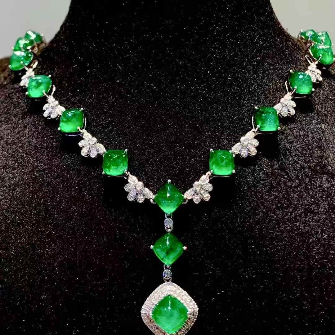 14k Gold 12.5 Ct Vivid Green Natural Emerald & Diamond Necklace: Ref:231103144 // gold content:14k gold // main gemstone:emerald // shape:sugar-loaf // carat weight:12. 5ct // color:vivid green // treatment:natural // // adjacent gemstone 2 : diamond //