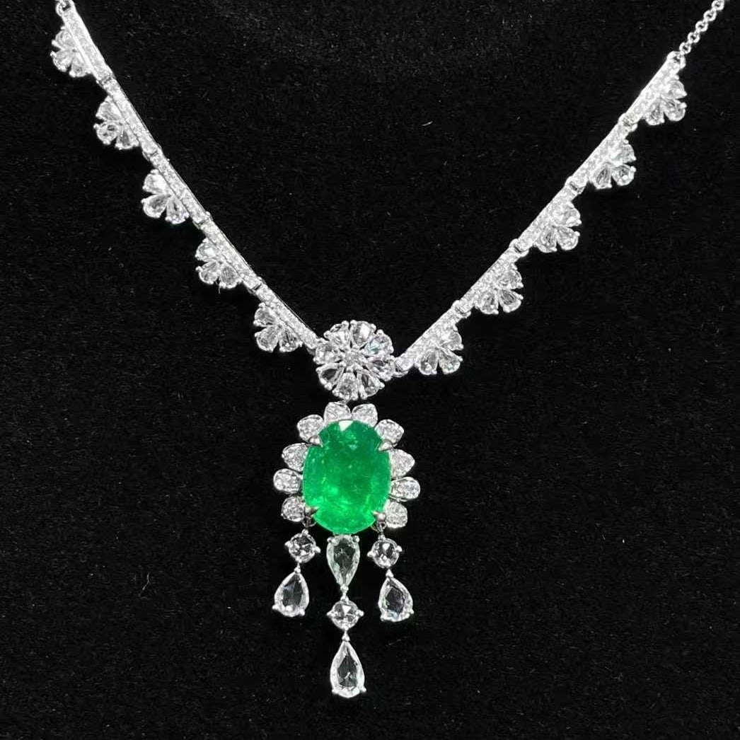 14k Gold 3.85 Ctw Vivid Green Natural Emerald & Diamond Necklace: Ref:231103152 // gold content:14k gold // main gemstone:emerald // shape:oval // carat weight:2. 65ct // color:vivid green // treatment:natural // // adjacent gemstone 2 : diamond // shape:multiple