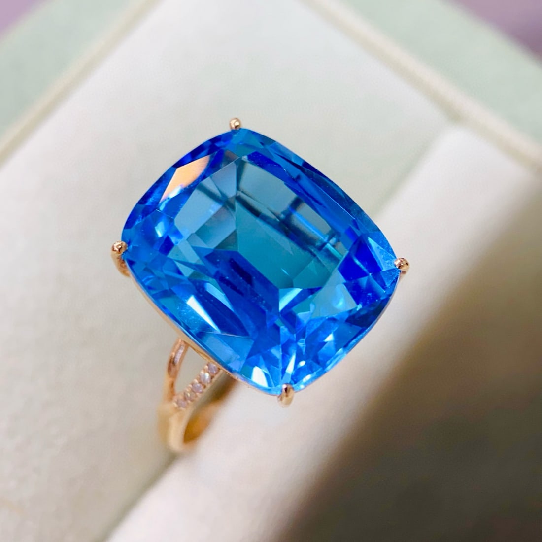 14k Gold 17.88 Ctw Natural Topaz & Diamond Ring: Ref:231103209 // gold content:14k gold // ring size:7. 25us // // main gemstone:topaz // shape:cushion // carat weight:17. 85ct // color:blue // treatment:natural // // adjacent gemstone 2 : diamond /