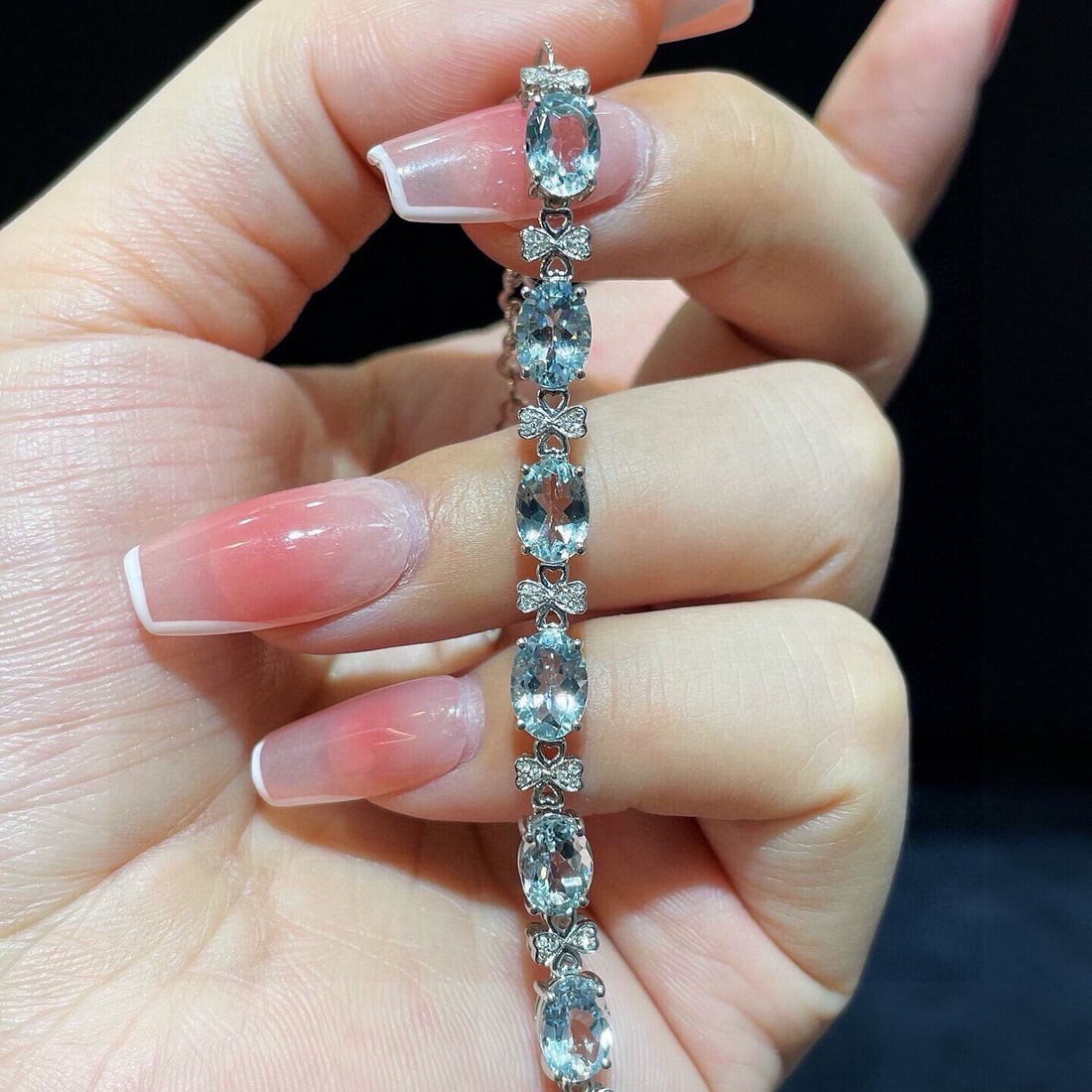 14k Gold 4.35 Ctw Natural Aquamarine & Diamond Bracelet: Ref:231103220 // gold content:14k gold // main gemstone:aquamarine // shape:oval // carat weight:4. 28ct // color:blue // treatment:natural // // adjacent gemstone 2 : diamond // shape:round // carat
