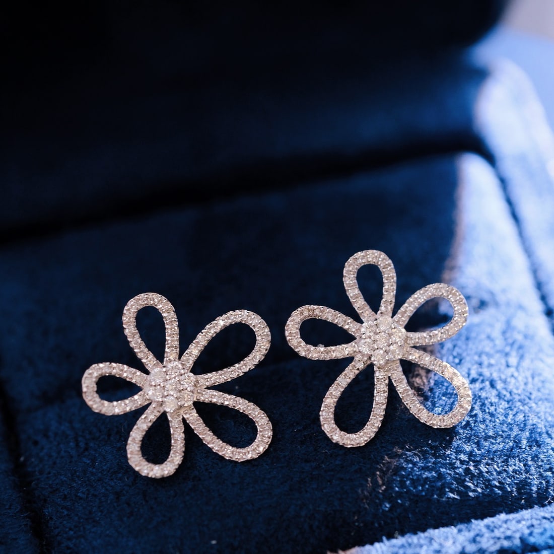 14k Gold 1.2 Ct Natural H Diamond & Flowers Earrings: Ref:231104019 // gold content:14k gold // main gemstone:diamond // shape:round // carat weight:1. 2ct // clarity grade:vs-si // color:h // treatment:natural // cut grade:g // Low Estimate: 3300High