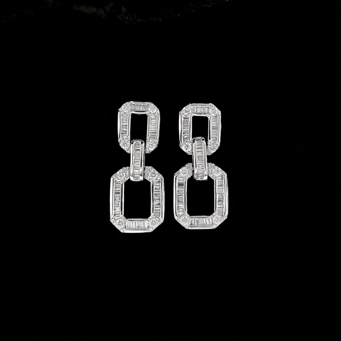 14k Gold 0.8 Ct Natural H Diamond Earrings: Ref:231104051 // gold content:14k gold // main gemstone:diamond // shape:multiple // carat weight:0. 8ct // clarity grade:vs-si // color:h // treatment:natural // High Estimate: 4300 Condition: New L