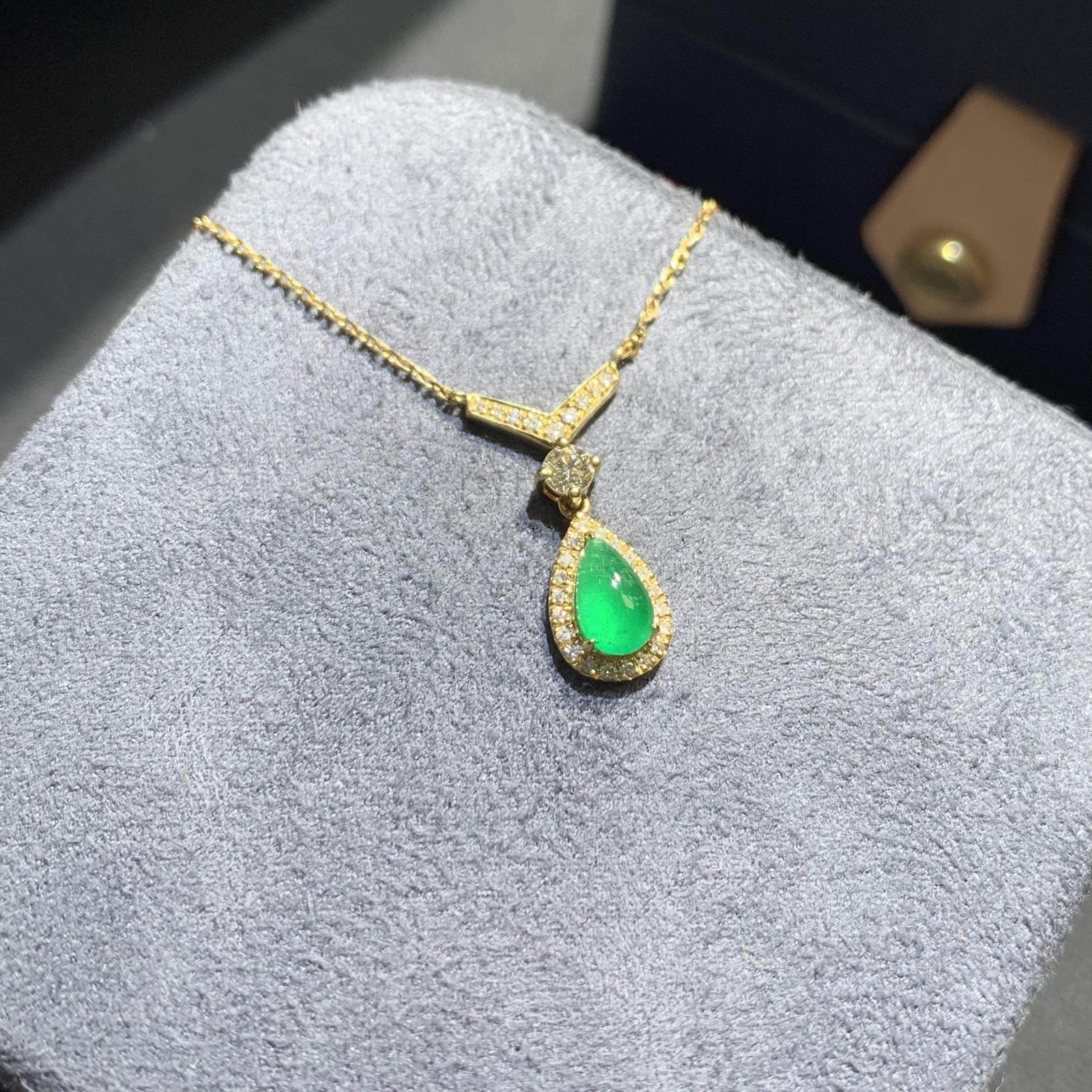 14k Gold 0.70 Ctw Natural Emerald & Diamond Necklace: Ref:231104096 // gold content:14k gold // main gemstone:emerald // shape:pear // carat weight:0. 45ct // color:green // treatment:natural // // adjacent gemstone 2 : diamond // shape:round // carat we