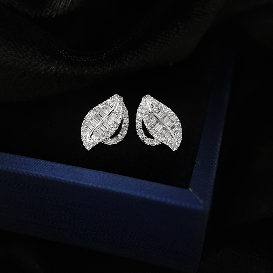 14k Gold 0.58 Ct Natural H Diamond Earrings: Ref:231104129 // gold content:14k gold // main gemstone:diamond // shape:multiple // carat weight:0. 58ct // clarity grade:vs-si // color:h // treatment:natural // High Estimate: 3100Low Estimate:
