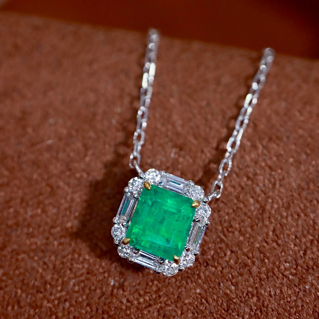 14k Gold 0.63 Ctw Natural Emerald & Diamond Necklace: Ref:231104143 // gold content:14k gold // main gemstone:emerald // shape:octagonal // carat weight:0. 49ct // color:green // treatment:natural // // adjacent gemstone 2 : diamond // shape:multiple