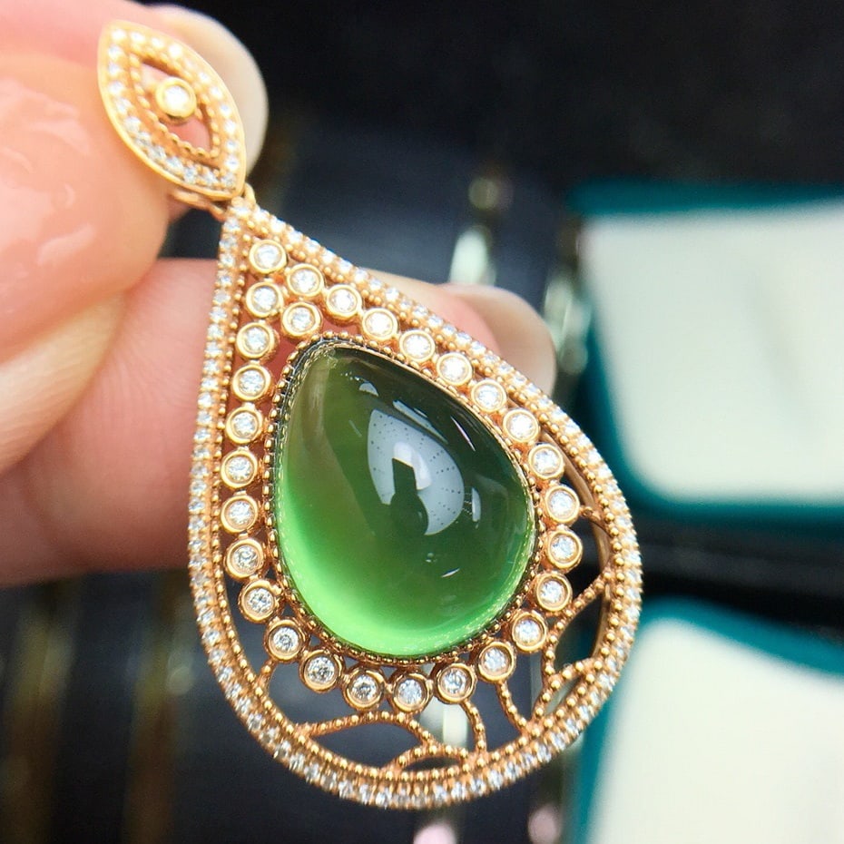 14k Gold 11.7 Ct Natural Prehnite & Diamond Pendant( Without Chain ): Ref:231104151 // gold content:14k gold // main gemstone:prehnite // shape:pear // carat weight:11. 7ct // color:green // treatment:natural // // adjacent gemstone 2 : diamond // shape:round //