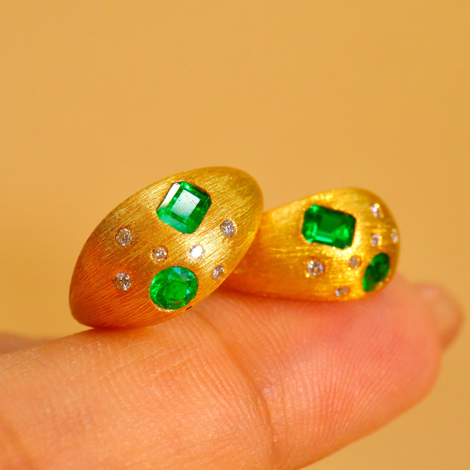 14k Gold 0.70 Ctw Vivid Green Natural Emerald & Diamond Earrings - 2