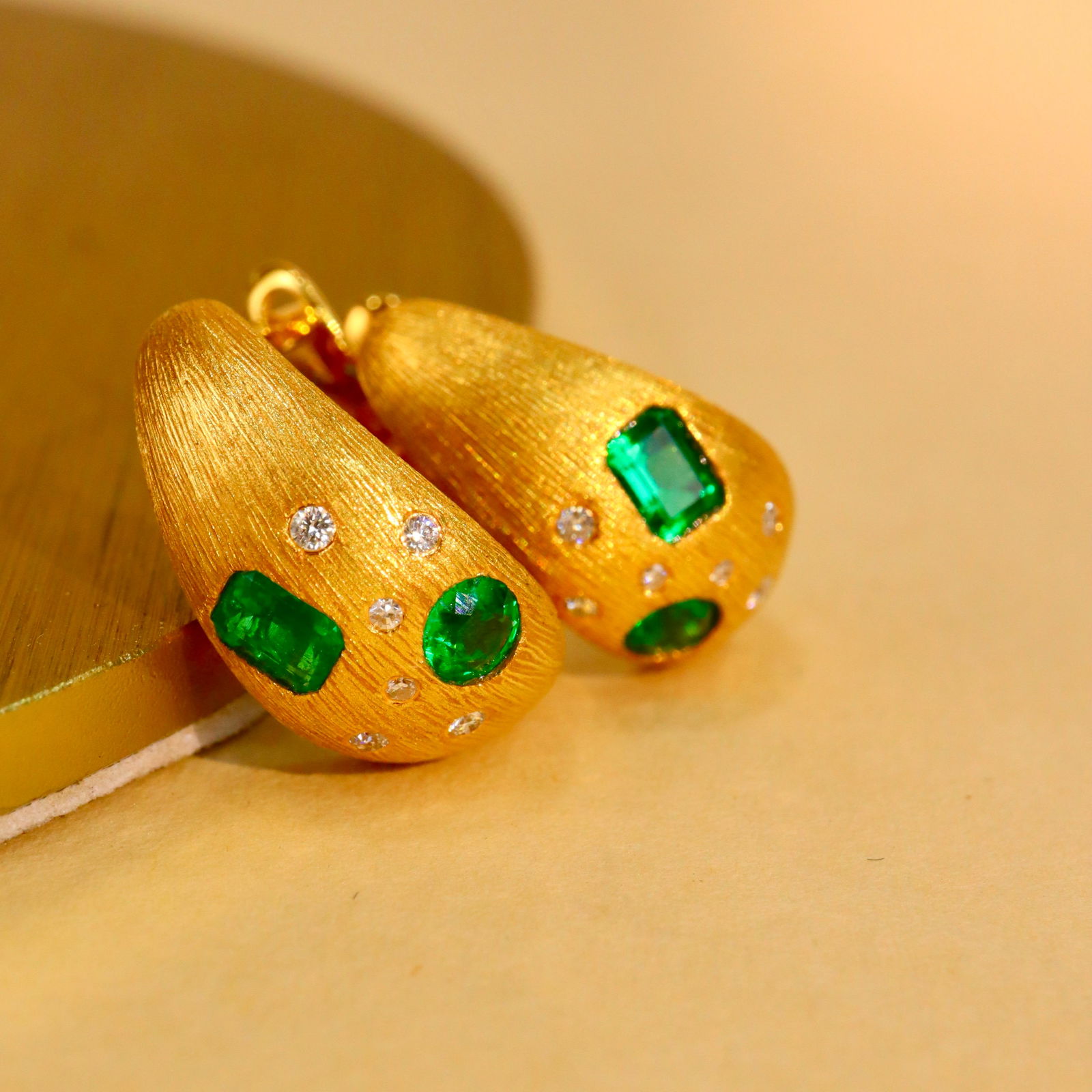 14k Gold 0.70 Ctw Vivid Green Natural Emerald & Diamond Earrings - 4