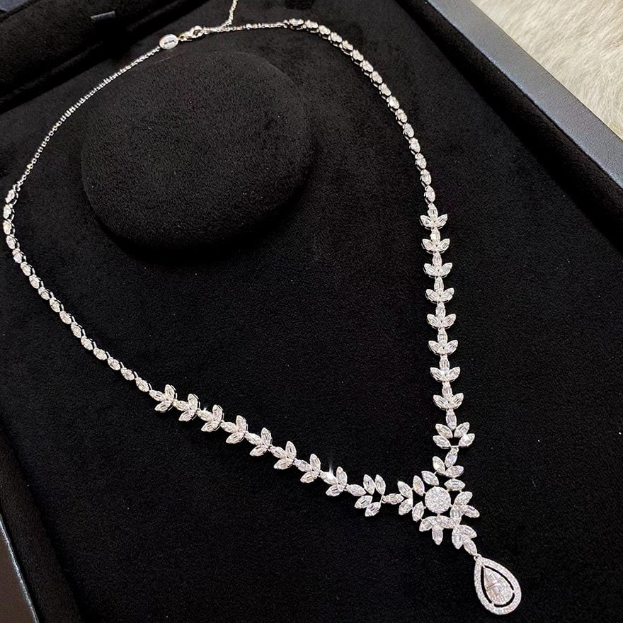 14k Gold 3.8 Ct Natural H Diamond Necklace: Ref:231104243 // gold content:14k gold // main gemstone:diamond // shape:multiple // carat weight:3. 8ct // clarity grade:vs-si // color:h // treatment:natural // High Estimate: 19000Condition: