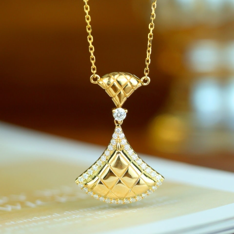 14k Gold 0.23 Ct Natural H Diamond Necklace: Ref:231104276 // gold content:14k gold // main gemstone:diamond // shape:round // carat weight:0. 23ct // clarity grade:vs-si // color:h // treatment:natural // cut grade:g // High Estimate: