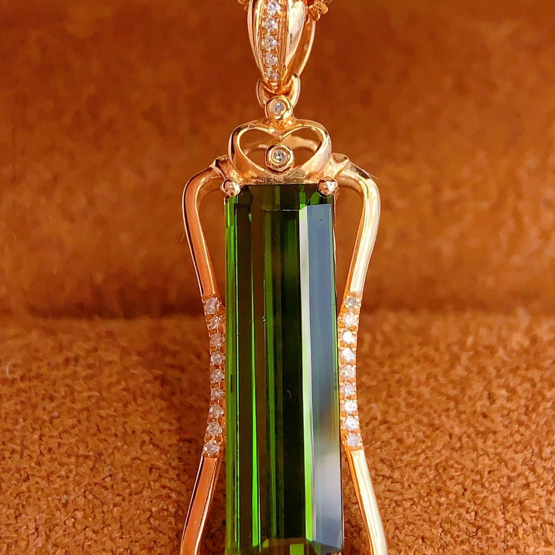 14k Gold 3.8 Ct Natural Tourmaline & Diamond Pendant( Without Chain ): Ref:231104312 // gold content:14k gold // main gemstone:tourmaline // shape:octagonal // carat weight:3. 8ct // color:green // treatment:natural // // adjacent gemstone 2 : diamond // number of