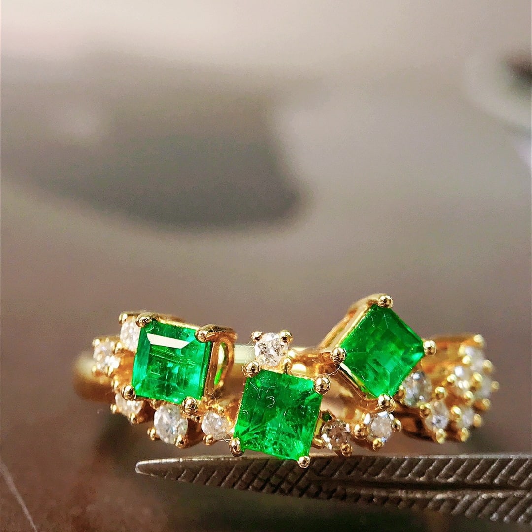 14k Gold 0.63 Ctw Vivid Green Natural Emerald & Diamond Ring: Ref:231104445 // gold content:14k gold // ring size:7. 25us // // main gemstone:emerald // shape:square // carat weight:0. 49ct // color:vivid green // treatment:natural // // adjacent gemstone 2