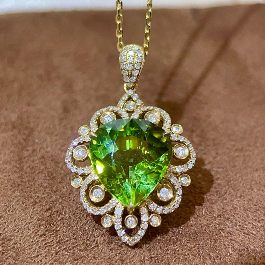 14k Gold 5.07 Ctw Natural Tourmaline & Diamond Pendant( Without Chain ): Ref:231113052 // gold content:14k gold // main gemstone:tourmaline // shape:pear // carat weight:4. 78ct // color:green // treatment:natural // // adjacent gemstone 2 : diamond // shape:round //