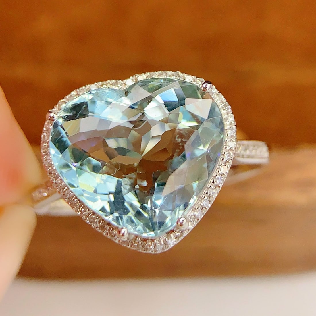 14k Gold 5.16 Ct Natural Aquamarine & Diamond Ring: Ref:231113228 // gold content:14k gold // ring size:7. 25us // // main gemstone:aquamarine // shape:heart // carat weight:5. 16ct // color:blue // treatment:natural // // adjacent gemstone 2 :