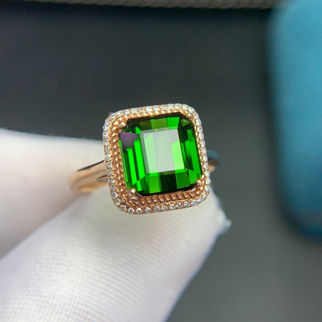 14k Gold 4.4 Ct Natural Tourmaline & Diamond Ring: Ref:231114046 // gold content:14k gold // ring size:7. 25us // // main gemstone:tourmaline // shape:octagonal // carat weight:4. 4ct // color:green // treatment:natural // // adjacent gemstone 2 :
