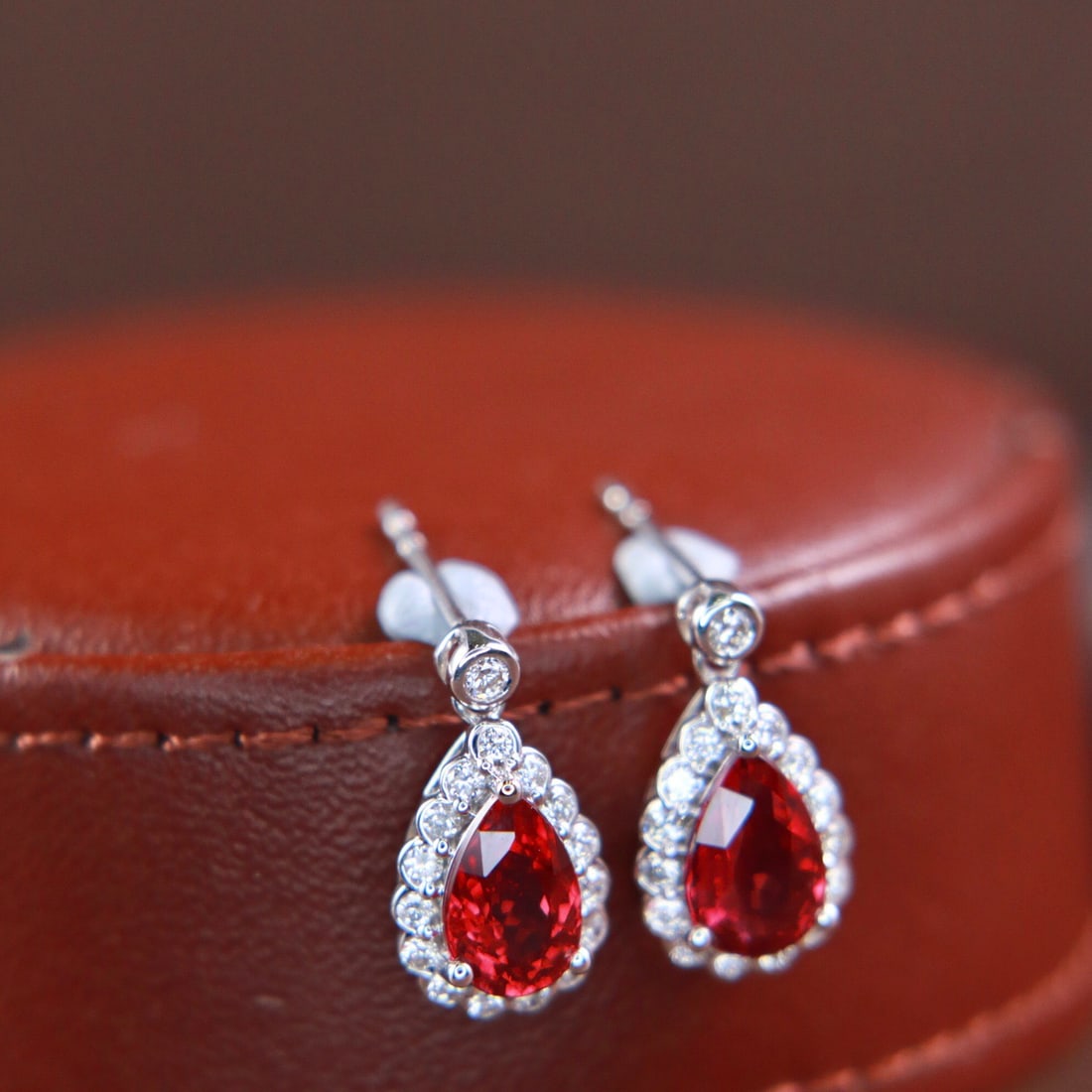 14k Gold 2.40 Ctw Natural Ruby & Diamond Earrings: Ref:231114048 // gold content:14k gold // main gemstone:ruby // shape:pear // carat weight:2. 08ct // color:pigeonblood red // treatment:natural // // adjacent gemstone 2 : diamond // shape:round // c