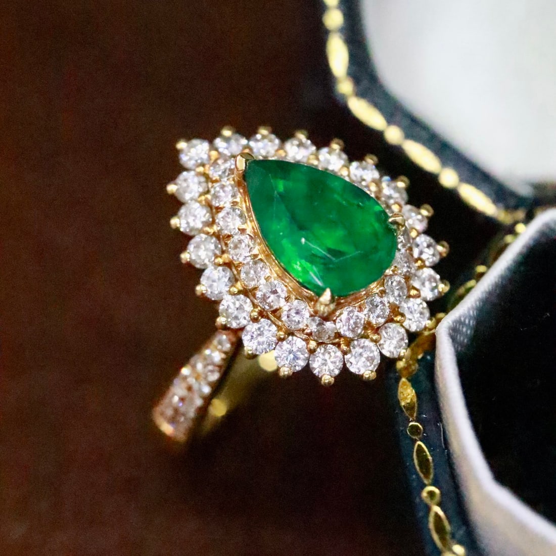 14k Gold 2.37 Ctw Vivid Green Natural Emerald & Diamond Ring - 4