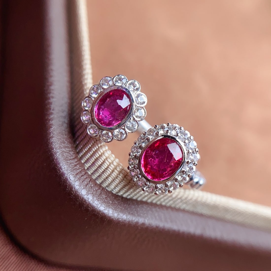 14k Gold 1.10 Ct Natural Ruby & Sapphire Ring: Ref:231114072 // gold content:14k gold // ring size:7. 25us // // main gemstone:ruby // shape:oval // carat weight:1. 10ct // color:red // treatment:natural // // adjacent gemstone 2 : sapphire //