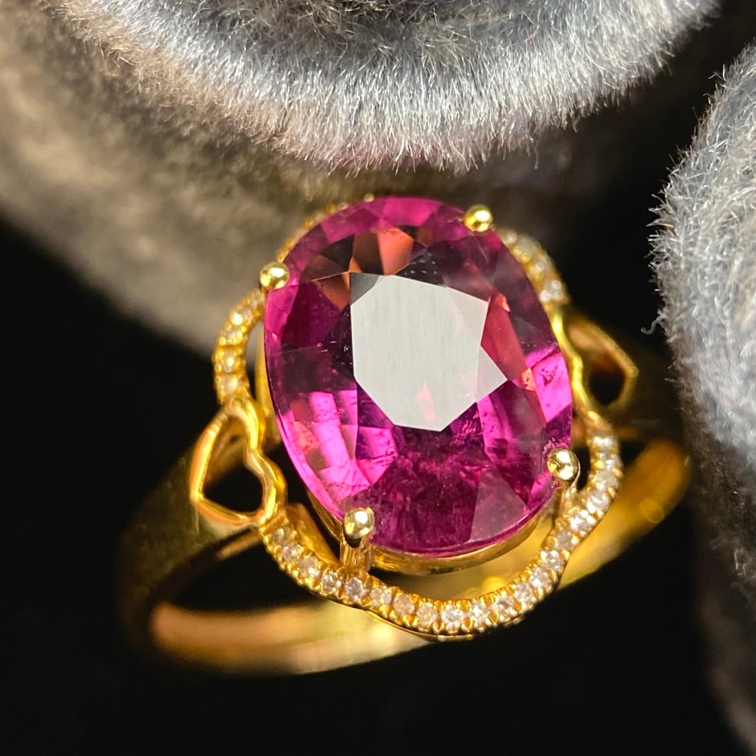 14k Gold 3.10 Ct Natural Tourmaline & Diamond Ring: Ref:231114078 // gold content:14k gold // ring size:7. 25us // // main gemstone:tourmaline // shape:oval // carat weight:3. 10ct // color:red // treatment:natural // // adjacent gemstone 2 :