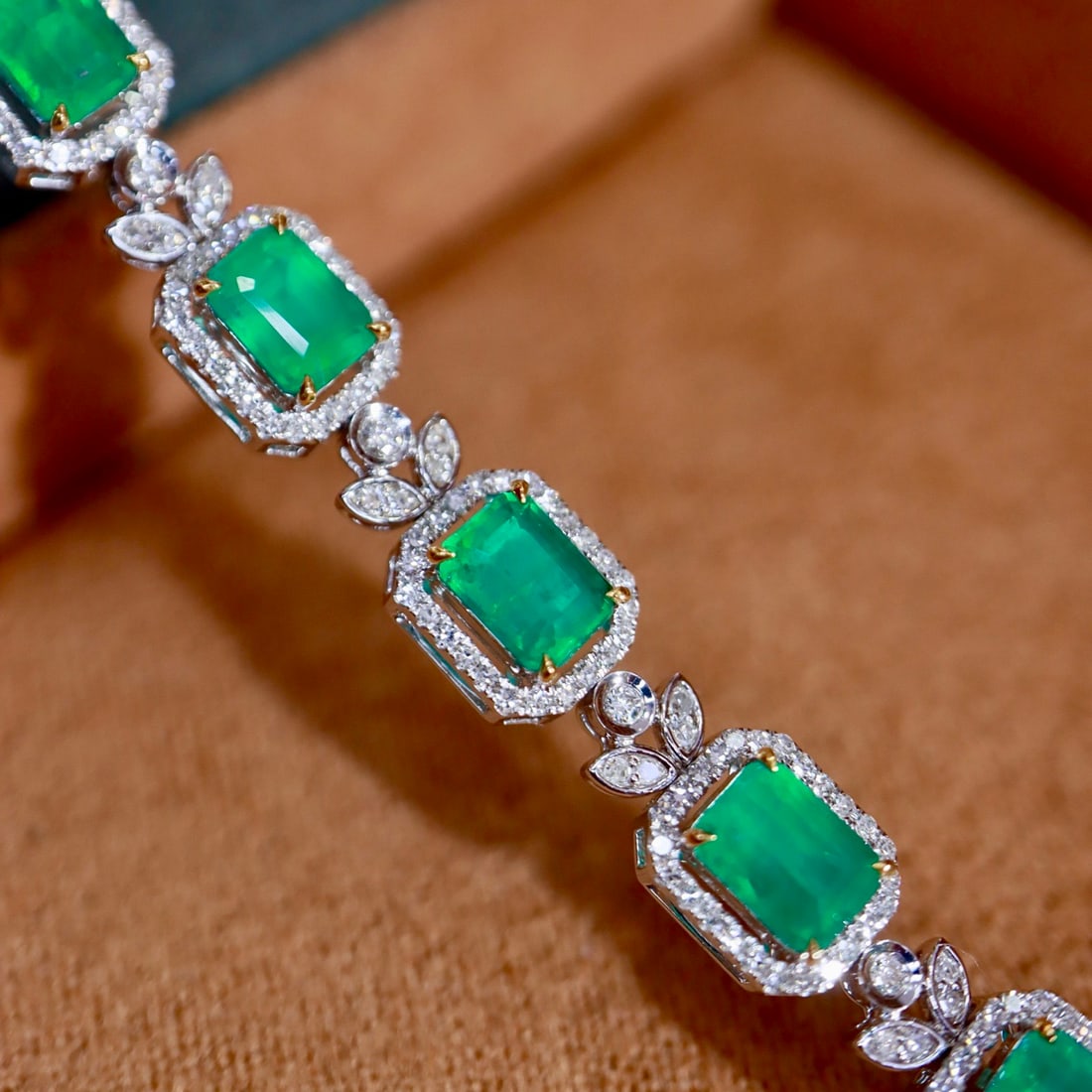 14k Gold 5.46 Ctw Natural Emerald & Diamond Bracelet: Ref:231114085 // gold content:14k gold // main gemstone:emerald // shape:octagonal // carat weight:4. 81ct // color:green // treatment:natural // // adjacent gemstone 2 : diamond // shape:round //