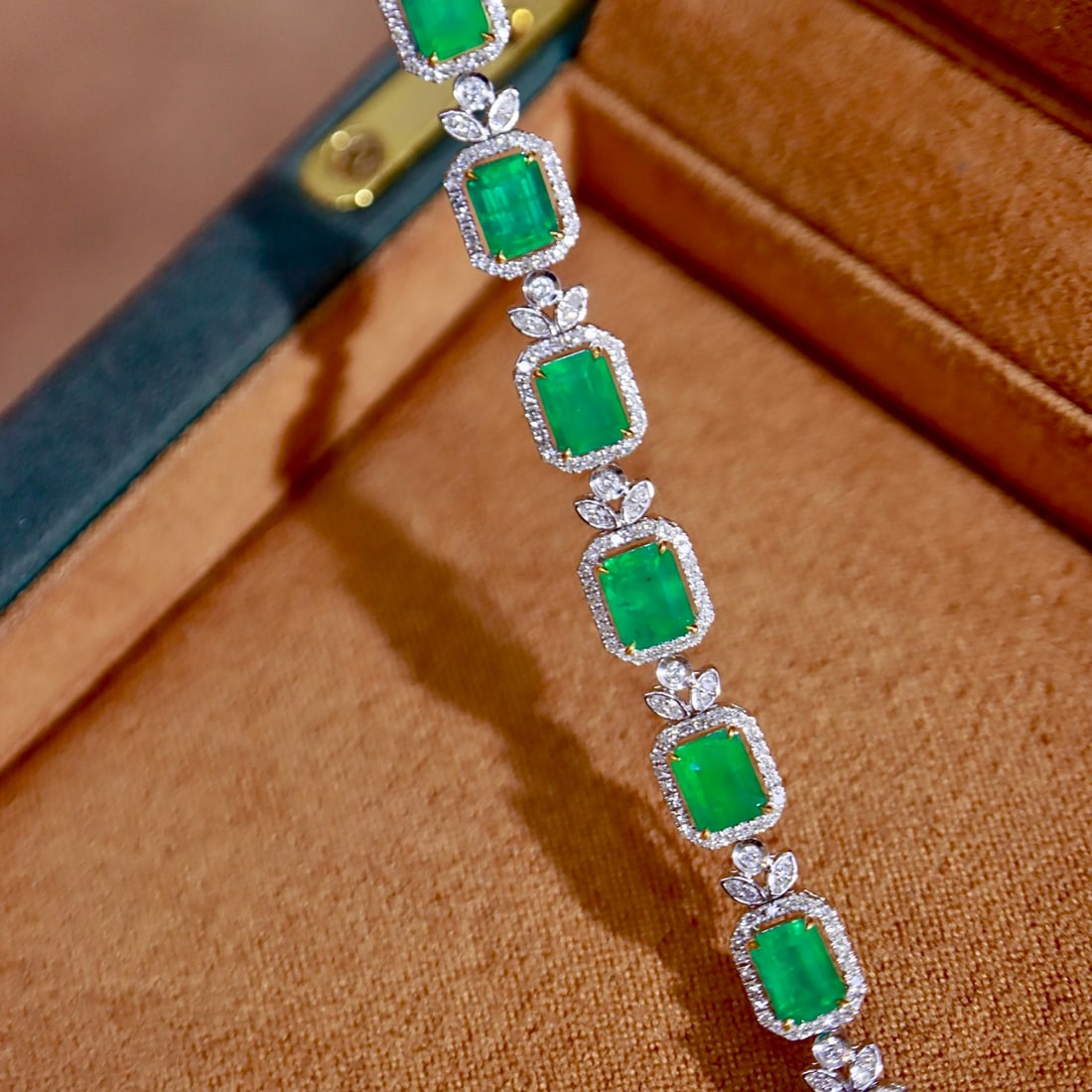 14k Gold 5.46 Ctw Natural Emerald & Diamond Bracelet - 8