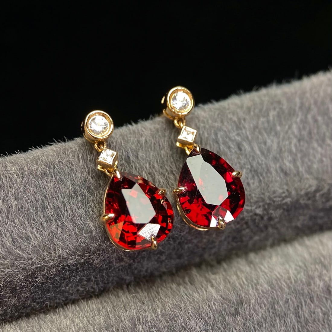 14k Gold 4.34 Ct Natural Garnet & Diamond Earrings: Ref:231114093 // gold content:14k gold // main gemstone:garnet // shape:pear // carat weight:4. 34ct // color:red // treatment:natural // // adjacent gemstone 2 : diamond // number of stones:4 //