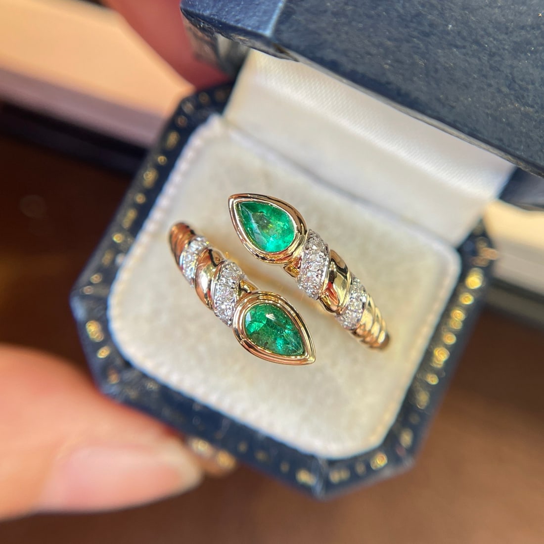 14k Gold 0.35 Ct Natural Emerald & Diamond Ring: Ref:231114121 // gold content:14k gold // ring size:7. 25us // // main gemstone:emerald // shape:pear // carat weight:0. 35ct // color:green // treatment:natural // // adjacent gemstone 2 :
