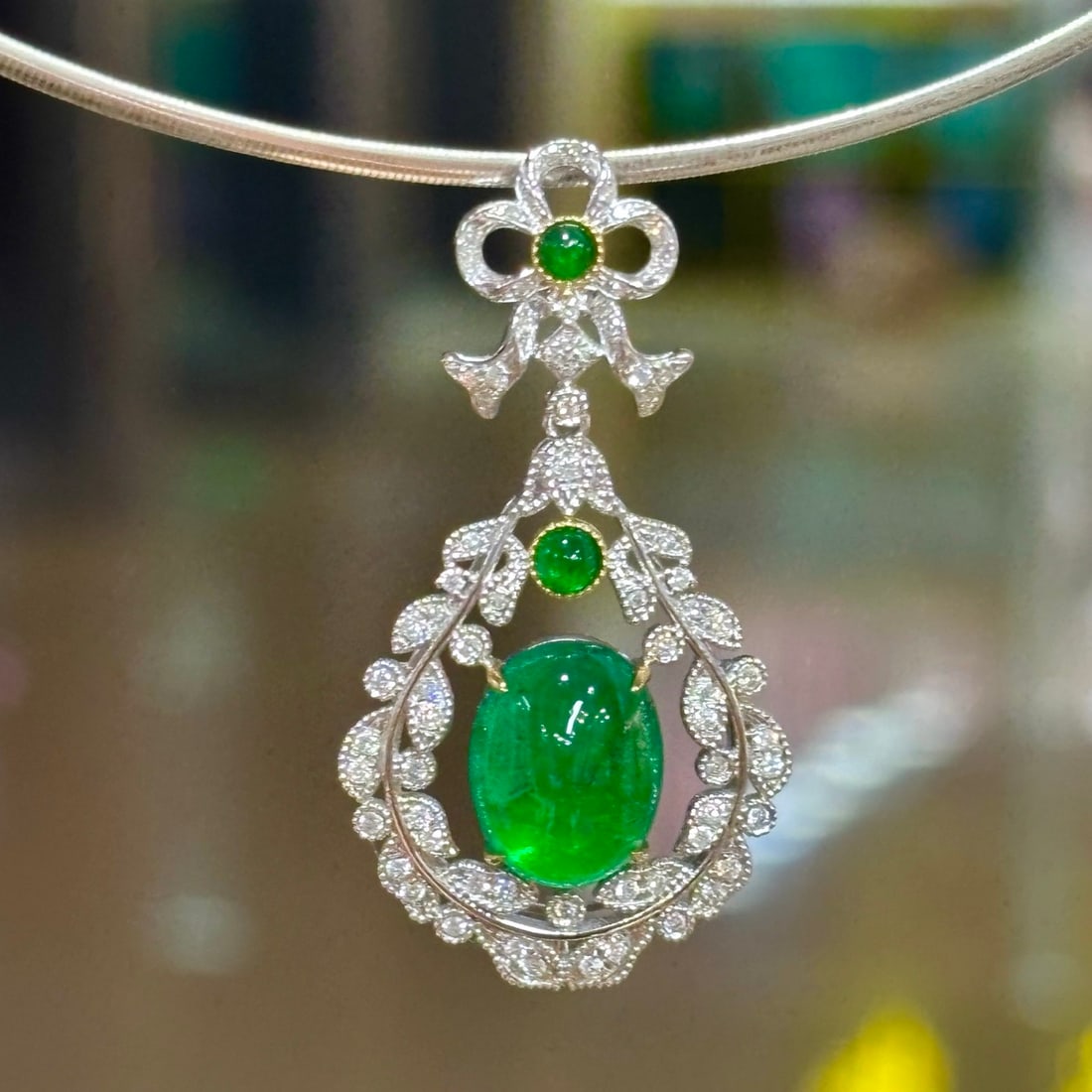 14k Gold 3.88 Ct Vivid Green Natural Emerald & Diamond Pendant( Without Chain ): Ref:231114125 // gold content:14k gold // main gemstone:emerald // shape:oval // carat weight:3. 88ct // color:vivid green // treatment:natural // // adjacent gemstone 2 : diamond // shape:round // cl