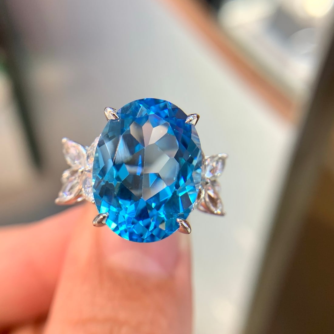 14k Gold 13.31 Ctw Natural Topaz & Sapphire Ring: Ref:231114142 // gold content:14k gold // ring size:7. 25us // // main gemstone:topaz // shape:oval // carat weight:12. 17ct // color:blue // treatment:natural // // adjacent gemstone 2 : sapphire //