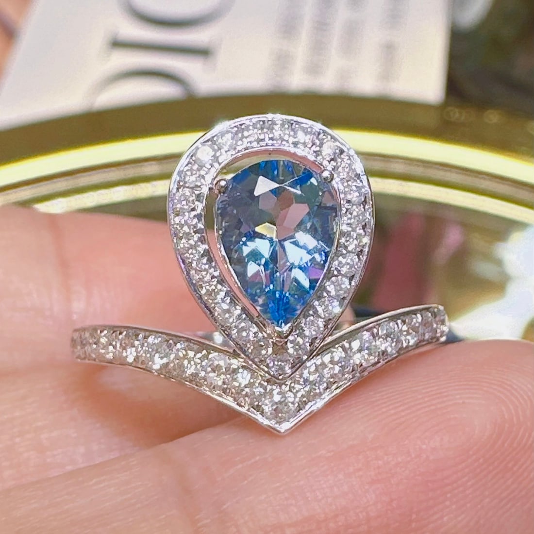 14k Gold 1.32 Ctw Natural Aquamarine & Diamond Ring: Ref:231114170 // gold content:14k gold // ring size:7. 25us // // main gemstone:aquamarine // shape:pear // carat weight:0. 69ct // color:santa maria color // treatment:natural // // adjacent