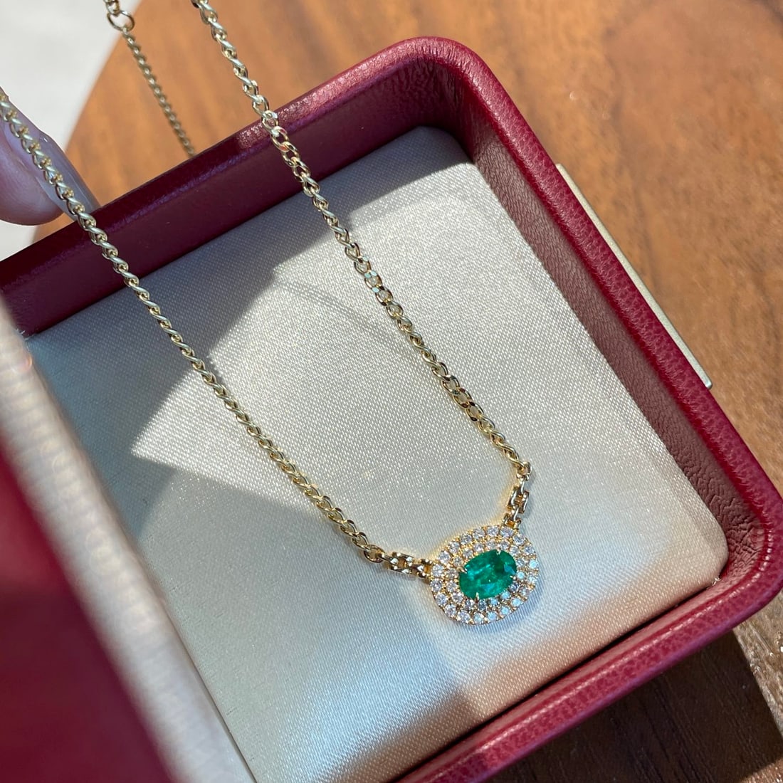 14k Gold 0.50 Ct Natural Emerald & Diamond Necklace: Ref:231114194 // gold content:14k gold // main gemstone:emerald // shape:oval // carat weight:0. 50ct // color:green // treatment:natural // // adjacent gemstone 2 : diamond // shape:round // clarity