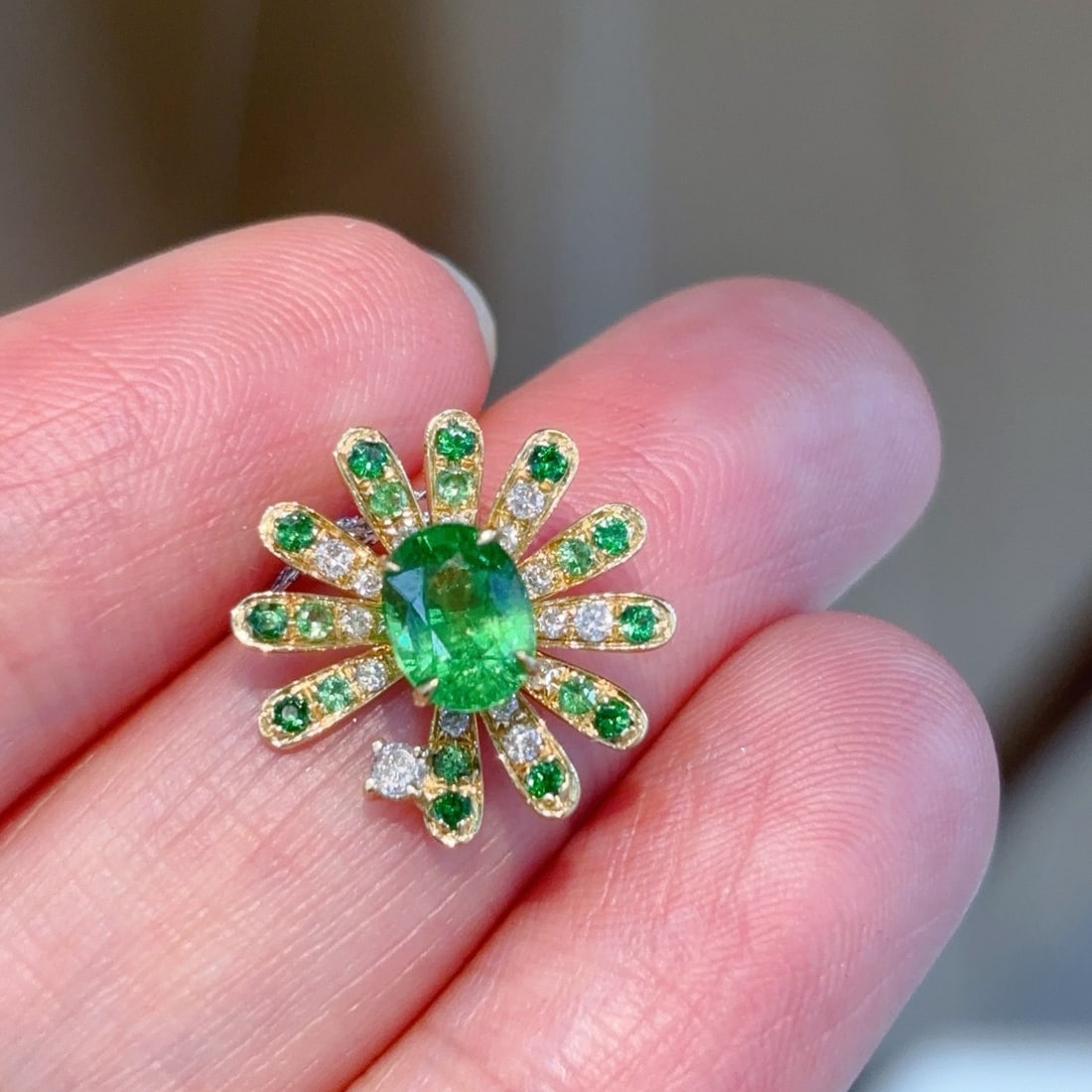 14k Gold 1.06 Ct Natural Tsavorite & Diamond Pendant( Without Chain ): Ref:231114208 // gold content:14k gold // main gemstone:tsavorite // shape:oval // carat weight:1. 06ct // color:green // treatment:natural // // adjacent gemstone 2 : diamond // shape:round //