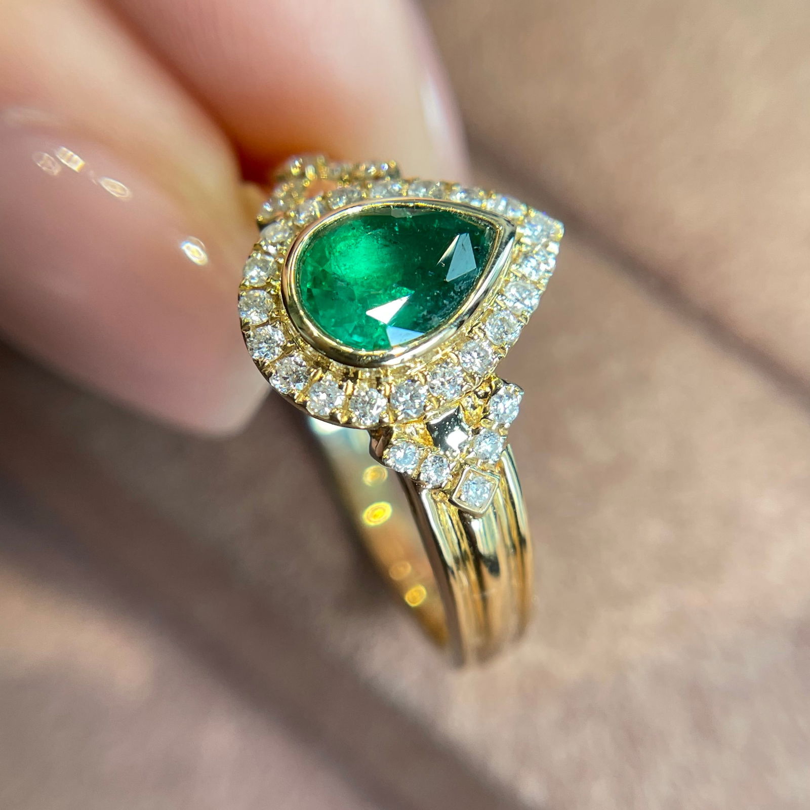 14k Gold 0.54 Ct Vivid Green Natural Emerald & Diamond Ring - 3