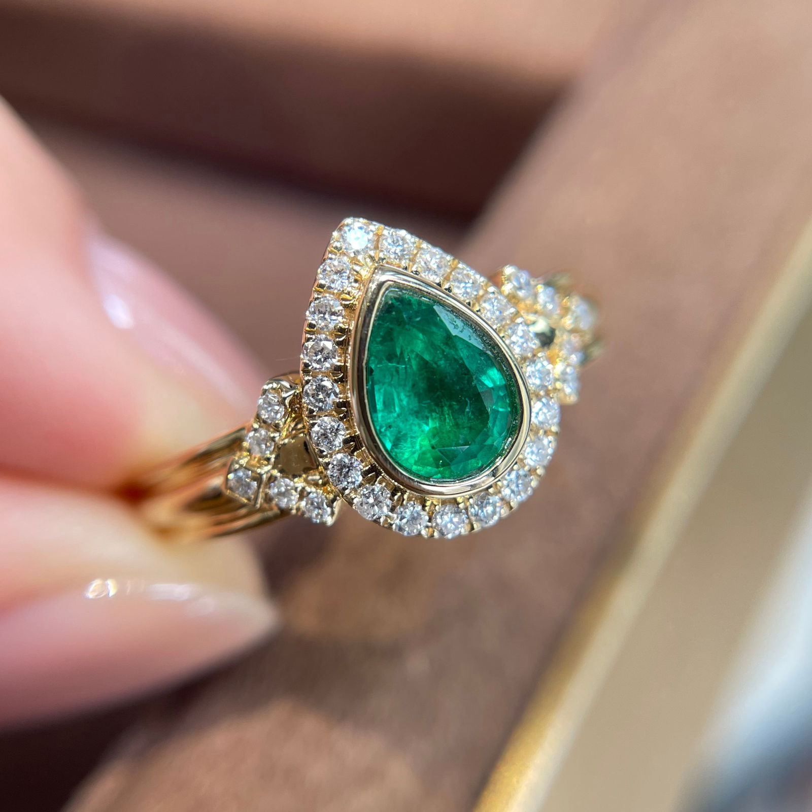 14k Gold 0.54 Ct Vivid Green Natural Emerald & Diamond Ring - 7