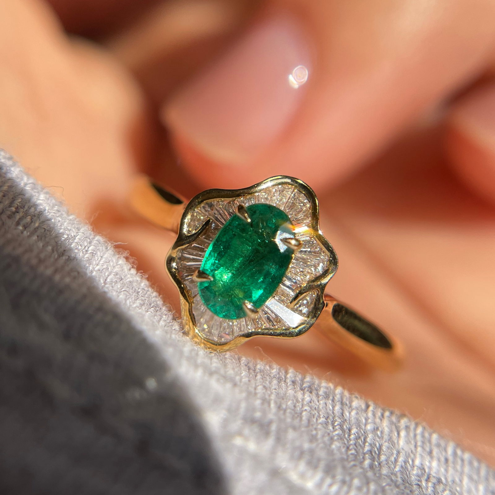 14k Gold 0.34 Ct Vivid Green Natural Emerald & Diamond Ring: Ref:231114217 // gold content:14k gold // ring size:7. 25us // // main gemstone:emerald // shape:oval // carat weight:0. 34ct // color:vivid green // treatment:natural // // adjacent gemstone 2 : diam