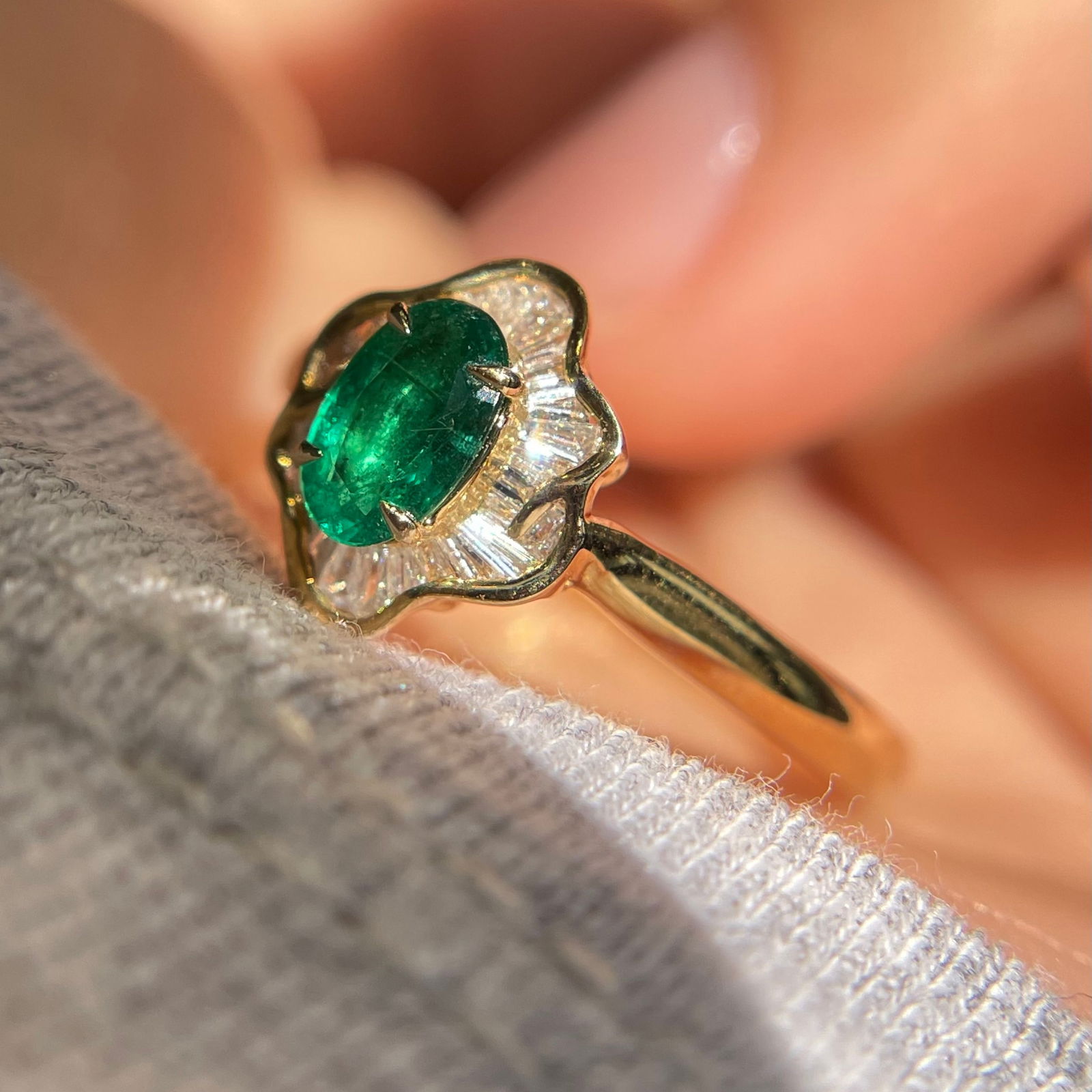 14k Gold 0.34 Ct Vivid Green Natural Emerald & Diamond Ring - 4