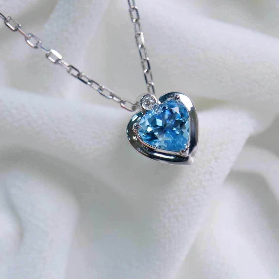 14k Gold 0.82 Ct Natural Aquamarine & Diamond Pendant( Without Chain ): Ref:231114250 // gold content:14k gold // main gemstone:aquamarine // shape:heart // carat weight:0. 82ct // color:santa maria color // treatment:natural // // adjacent gemstone 2 : diamond //