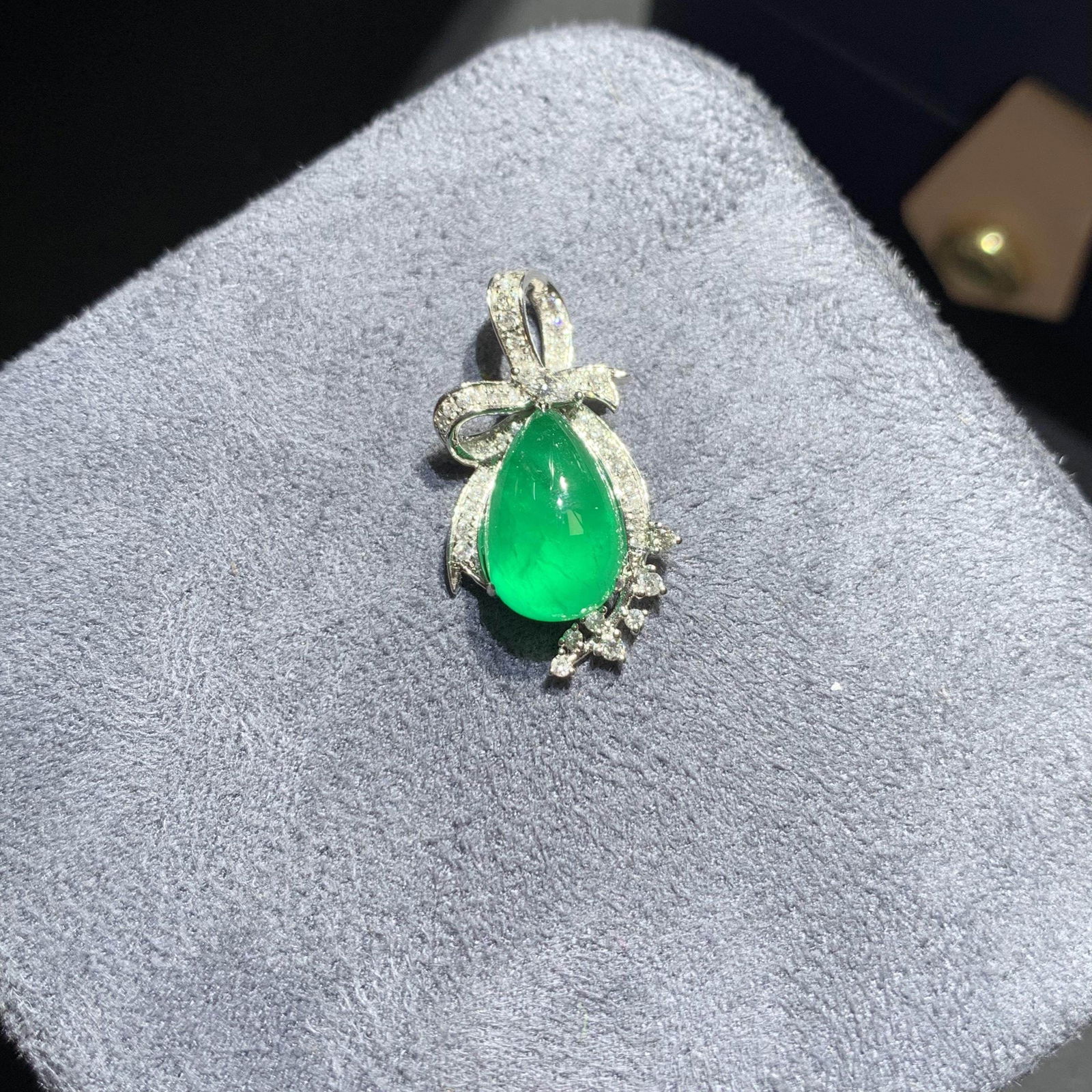 14k Gold 3.17 Ctw Natural Emerald & Diamond Pendant( Without Chain ): Ref:231114272 // gold content:14k gold // main gemstone:emerald // shape:pear // carat weight:2. 95ct // color:green // treatment:natural // // adjacent gemstone 2 : diamond // shape:round // carat