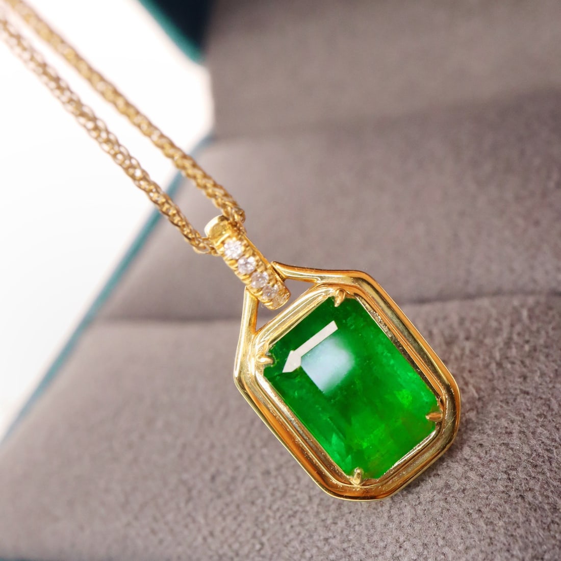 14k Gold 1.90 Ct Vivid Green Natural Emerald & Diamond Pendant( Without Chain ) - 4