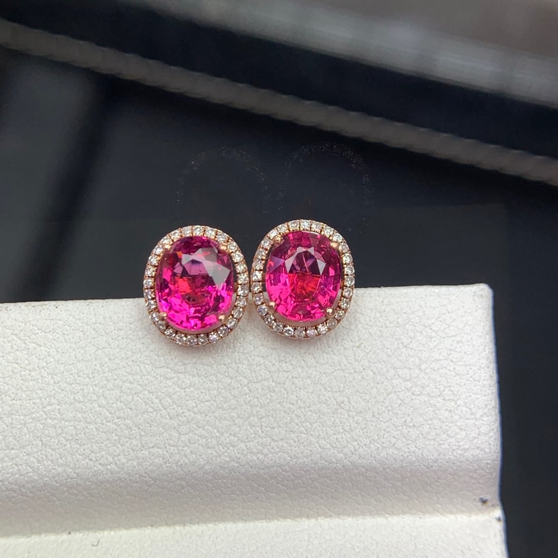 14k Gold 1.75 Ct Natural Tourmaline & Diamond Earrings: Ref:231114306 // gold content:14k gold // main gemstone:tourmaline // shape:oval // carat weight:1. 75ct // color:red // treatment:natural // // adjacent gemstone 2 : diamond // shape:round // clarity