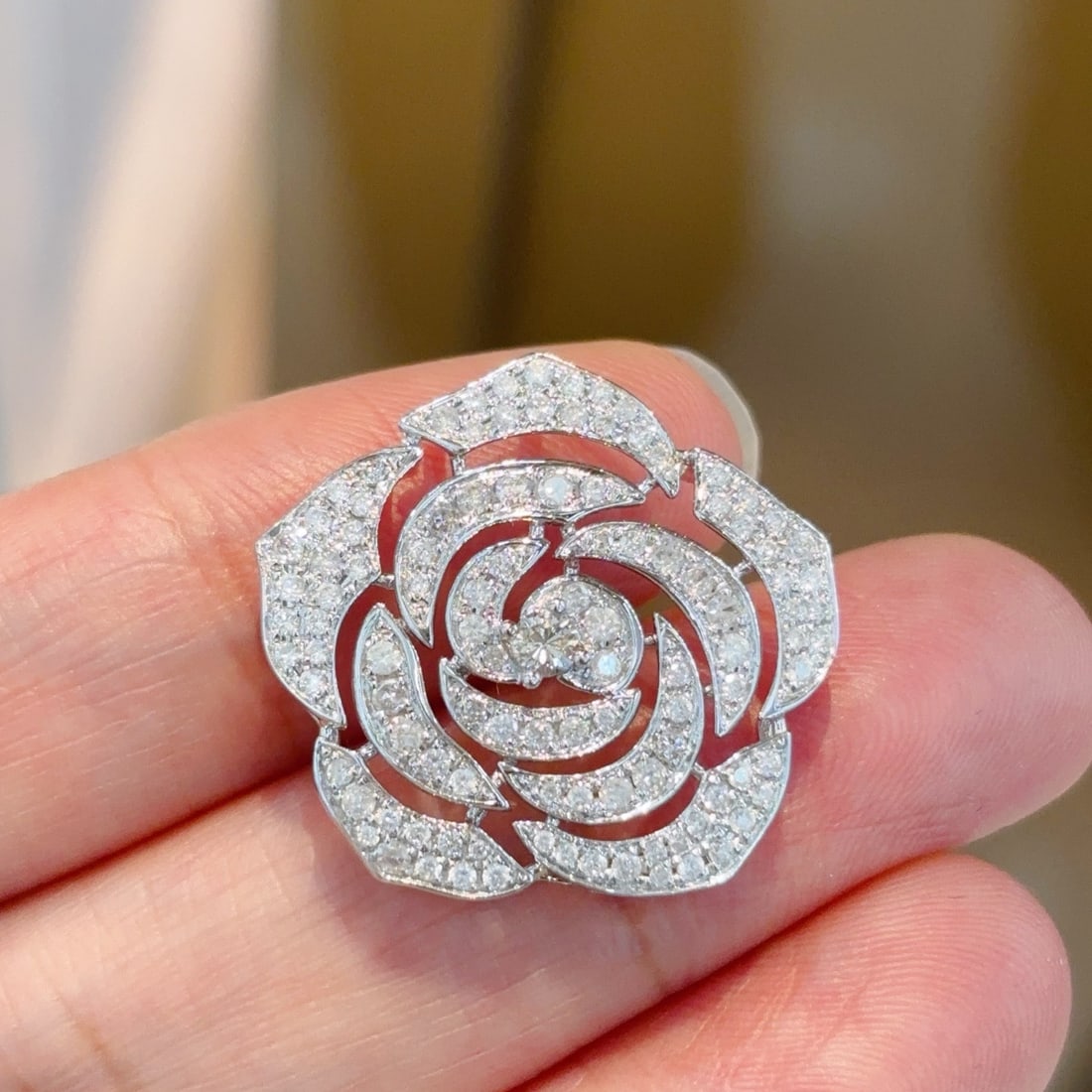 14k Gold 1 Ct Natural H Diamond & Flowers Pendant( Without Chain ): Ref:231114385 // gold content:14k gold // main gemstone:diamond // shape:round // carat weight:1ct // clarity grade:vs-si // color:h // treatment:natural // cut grade:g // Condition: NewLow