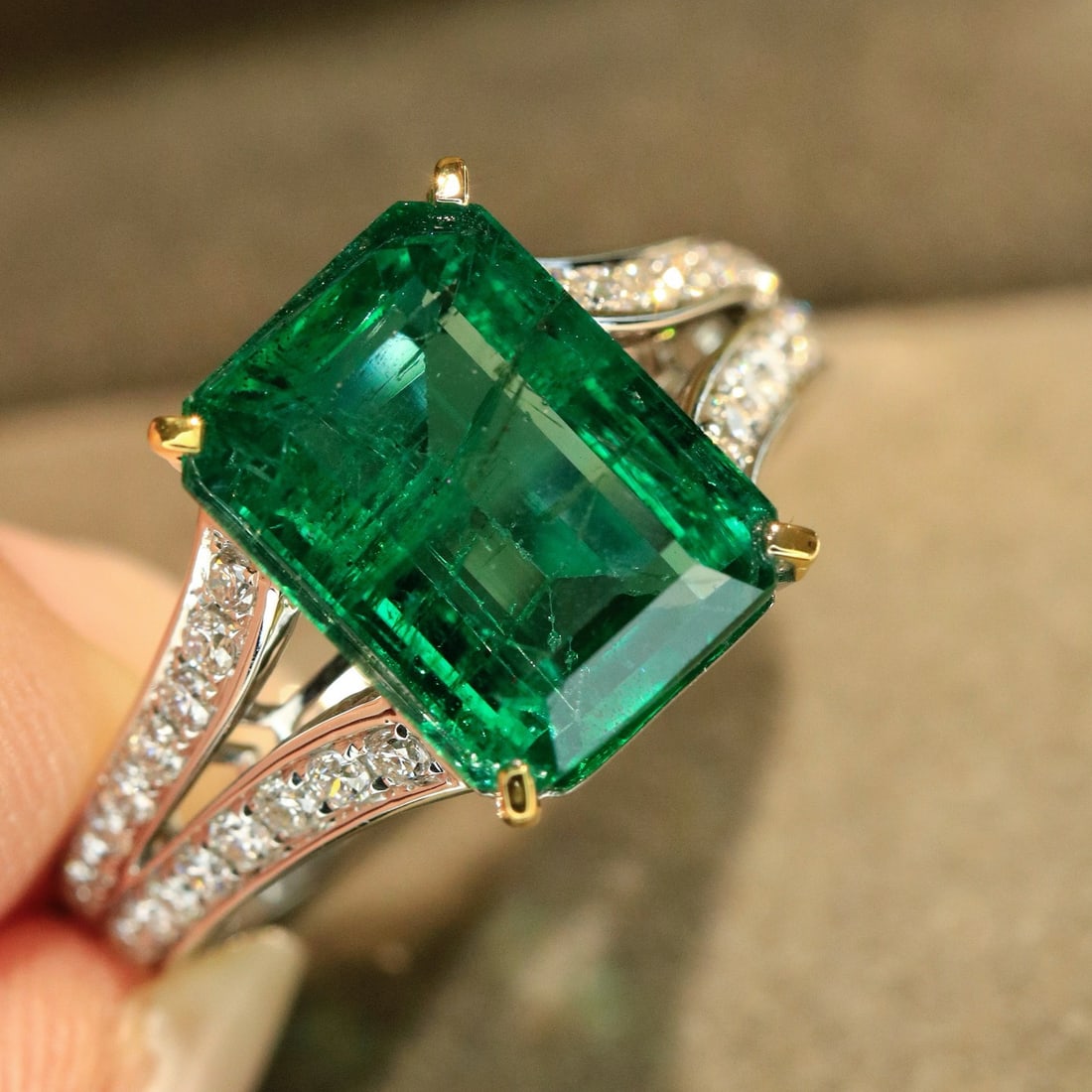 14k Gold 4.77 Ctw Vivid Green Natural Emerald & Diamond Ring - 3