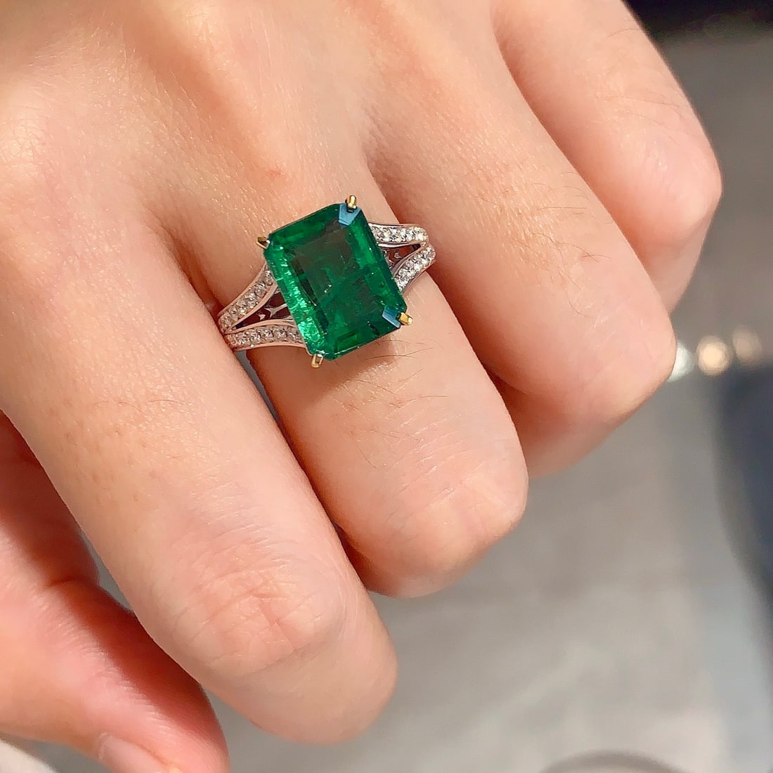 14k Gold 4.77 Ctw Vivid Green Natural Emerald & Diamond Ring - 7