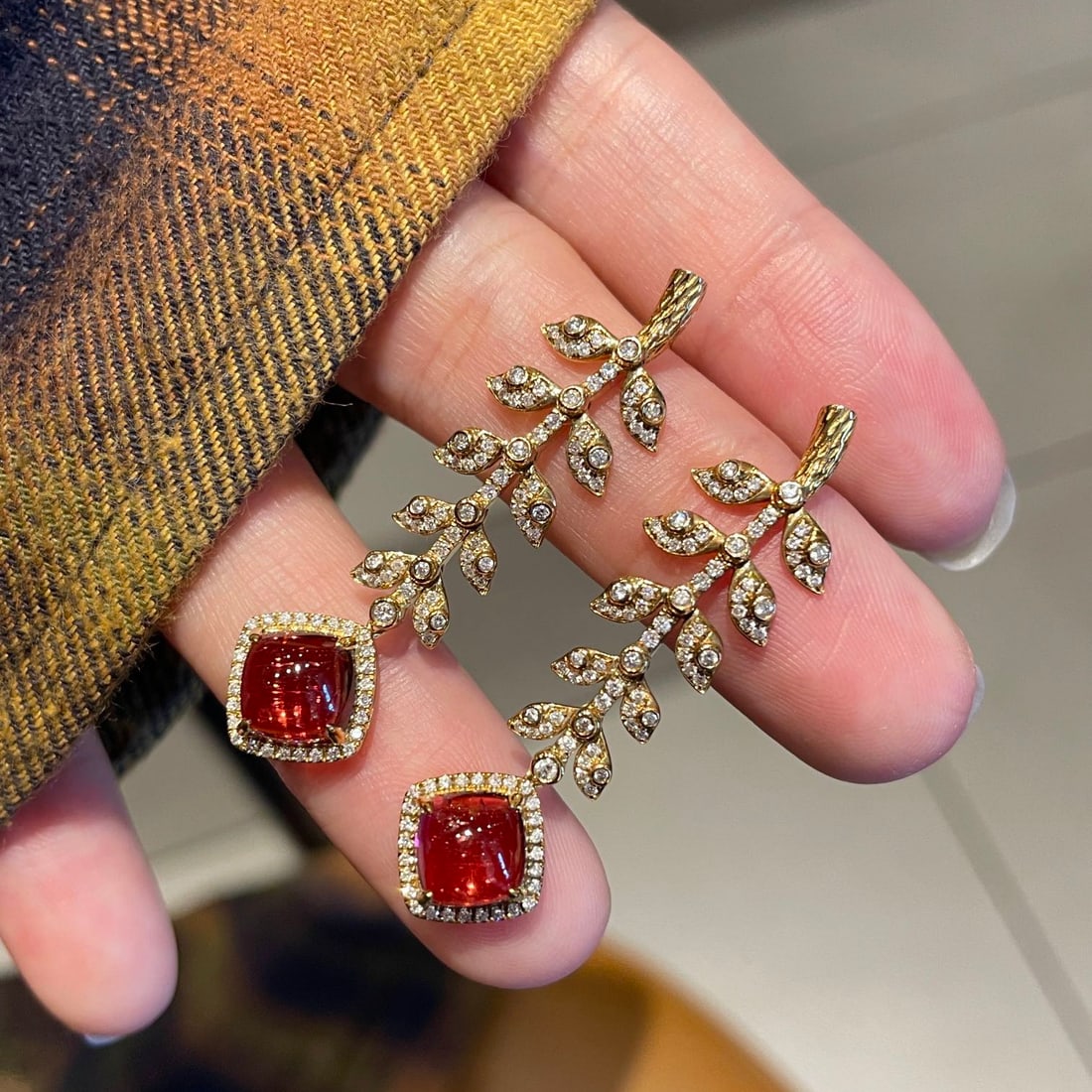 14k Gold 3.3 Ct Natural Tourmaline & Diamond Earrings: Ref:231114389 // gold content:14k gold // main gemstone:tourmaline // shape:sugar-loaf // carat weight:3. 3ct // color:red // treatment:natural // // adjacent gemstone 2 : diamond // shape:round //