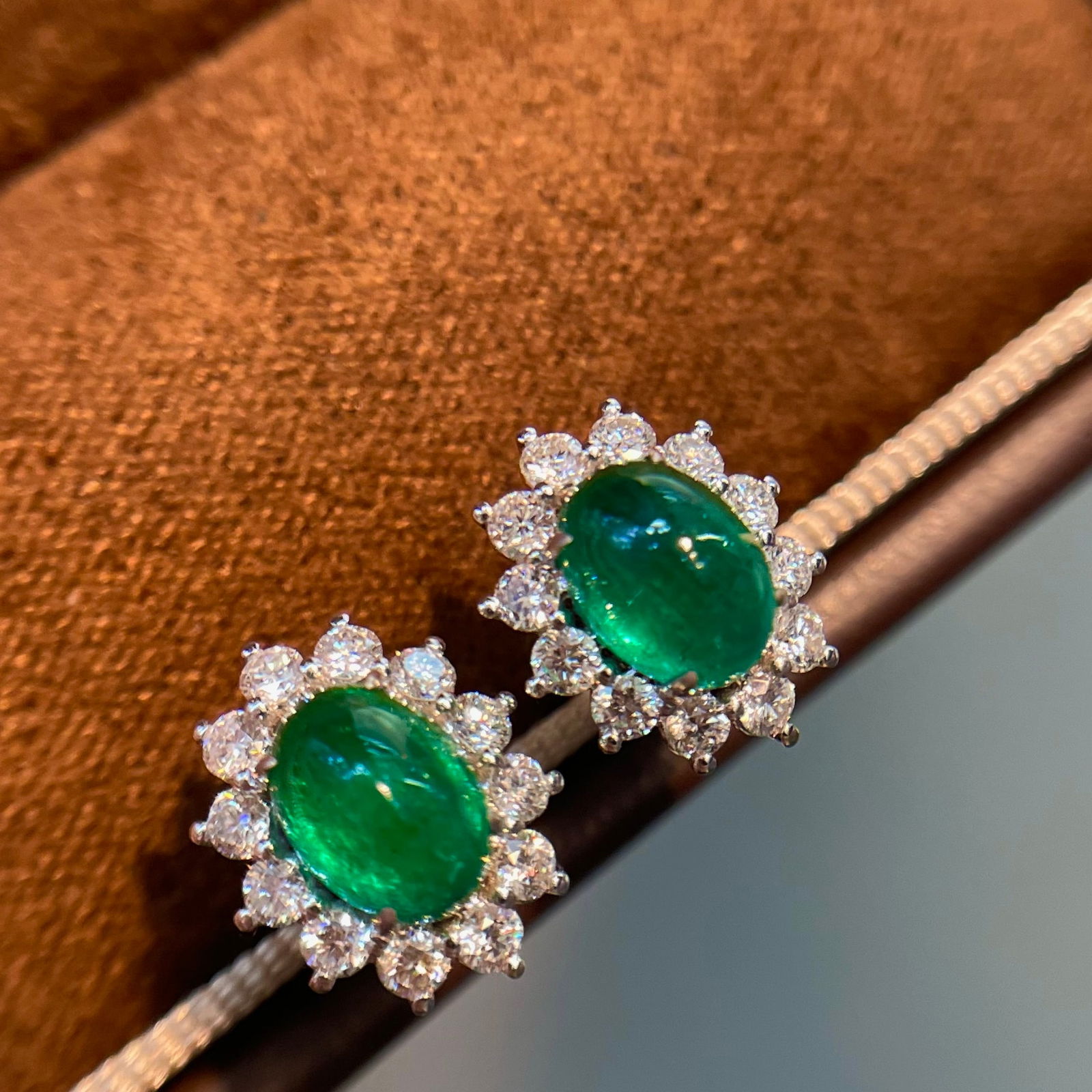 14k Gold 3.17 Ctw Vivid Green Natural Emerald & Diamond Earrings: Ref:231114395 // gold content:14k gold // main gemstone:emerald // shape:oval // carat weight:2. 45ct // color:vivid green // treatment:natural // // adjacent gemstone 2 : diamond // shape:round //