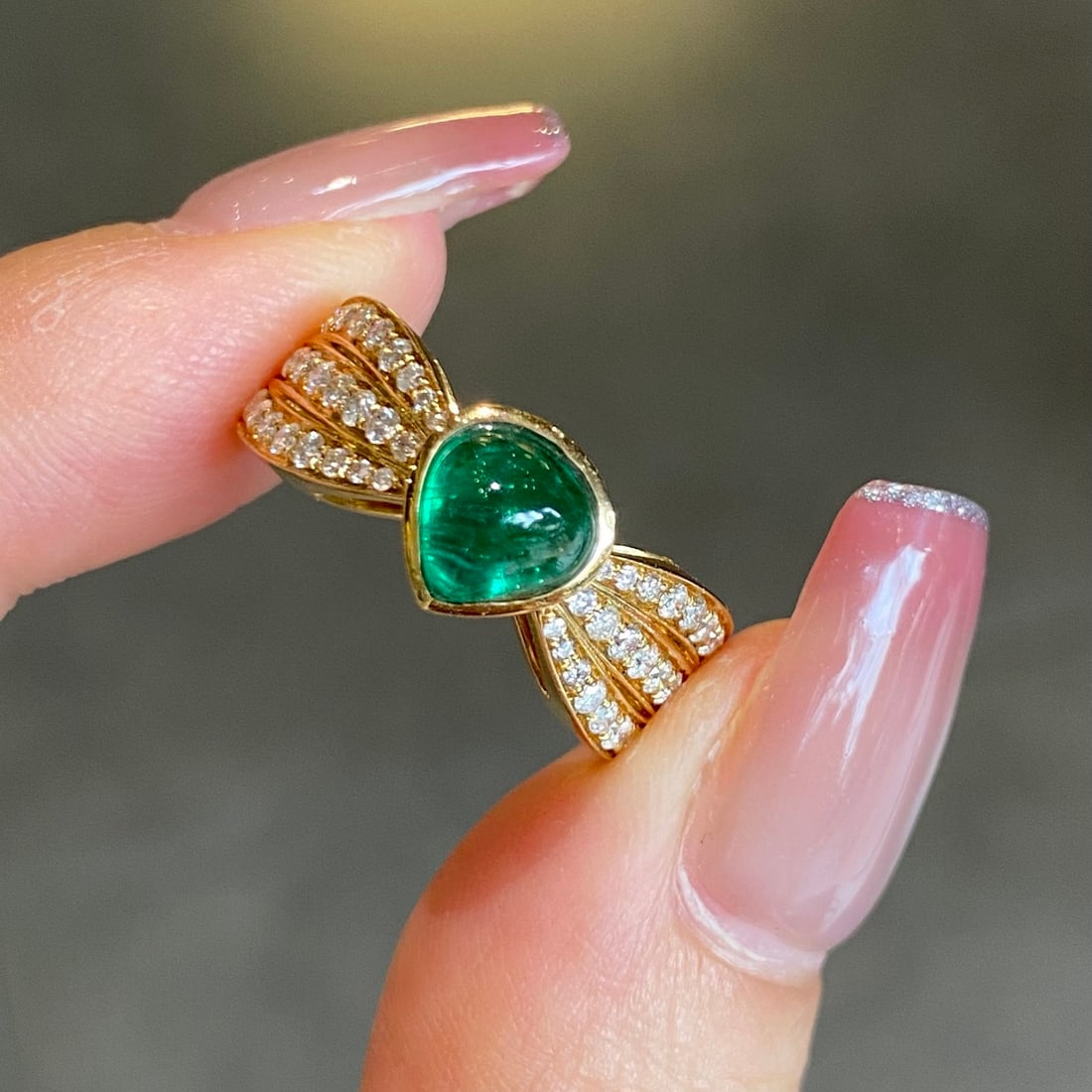14k Gold 2.01 Ctw Vivid Green Natural Emerald & Diamond Ring: Ref:231114405 // gold content:14k gold // ring size:7. 25us // // main gemstone:emerald // shape:pear // carat weight:1. 26ct // color:vivid green // treatment:natural // // adjacent gemstone 2 :