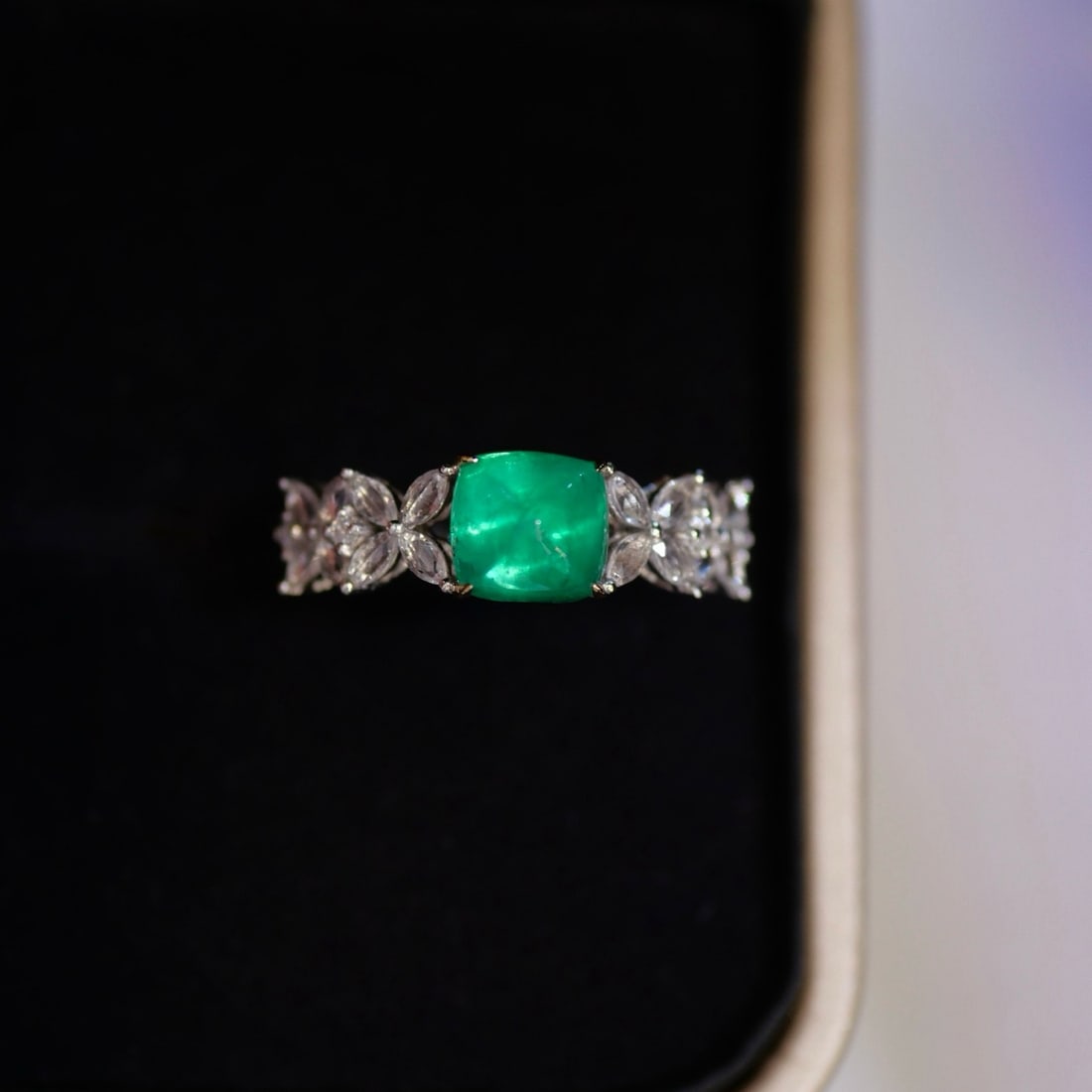 14k Gold 1.43 Ct Natural Emerald & Sapphire Ring: Ref:231114415 // gold content:14k gold // ring size:7. 25us // // main gemstone:emerald // shape:sugar-loaf // carat weight:1. 43ct // color:green // treatment:natural // // adjacent gemstone 2 :