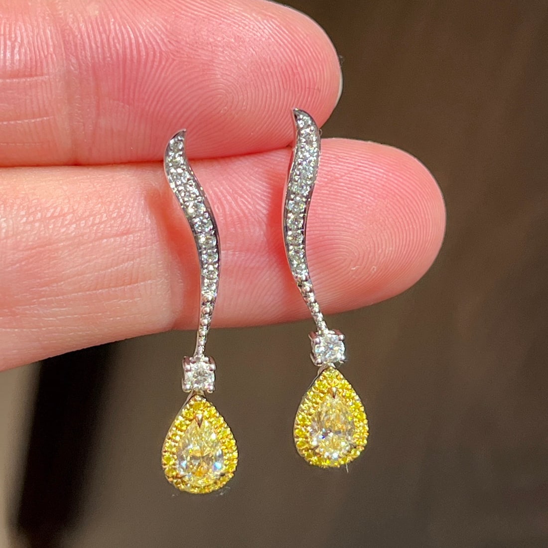 14k Gold 0.61 Ct Natural Yellow Diamond & Diamond Earrings: Ref:231114422 // gold content:14k gold // main gemstone:yellow diamond // shape:pear // carat weight:0. 61ct // color:yellow // treatment:natural // // adjacent gemstone 2 : diamond // shape:round //