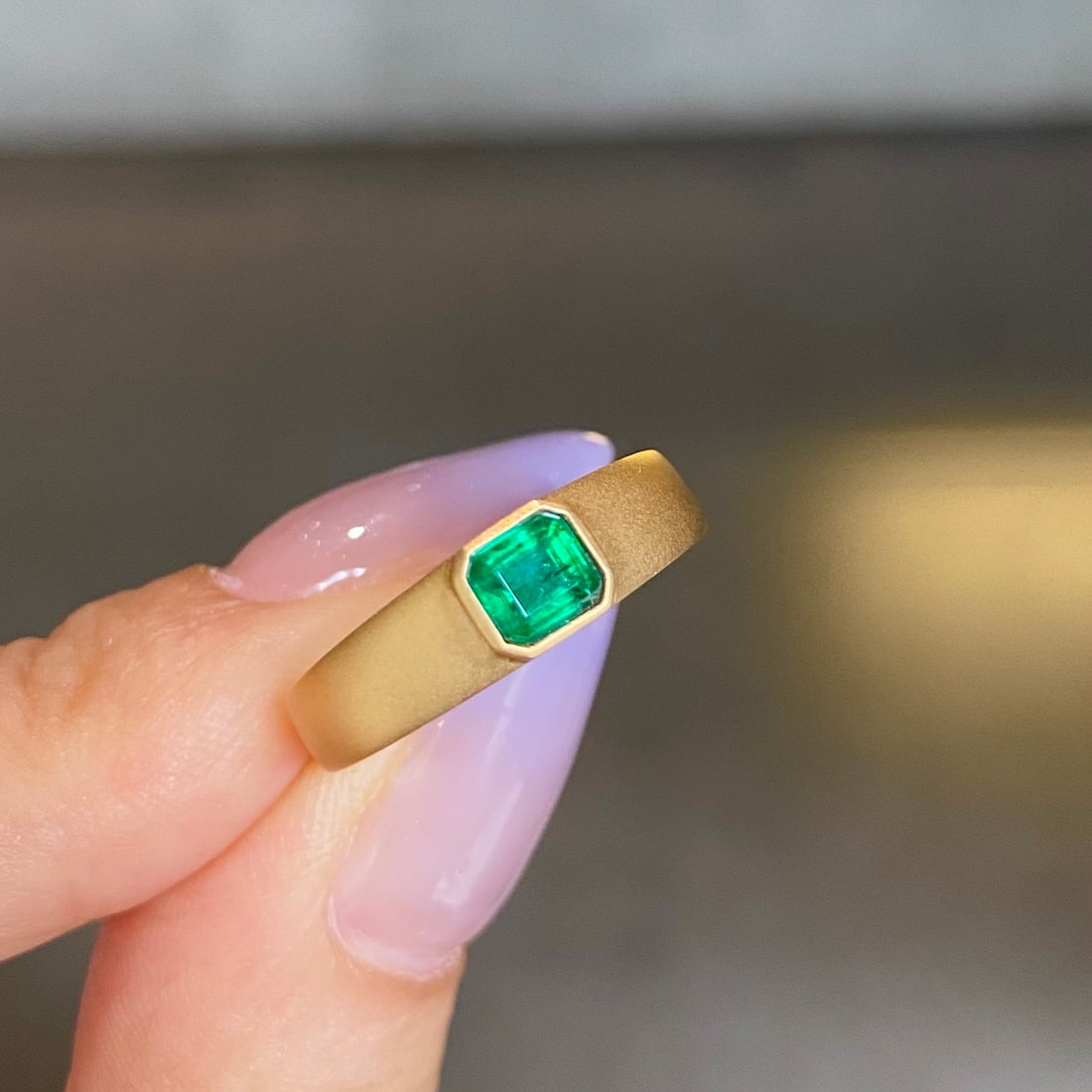 14k Gold 0.43 Ct Vivid Green Natural Emerald Ring - 4